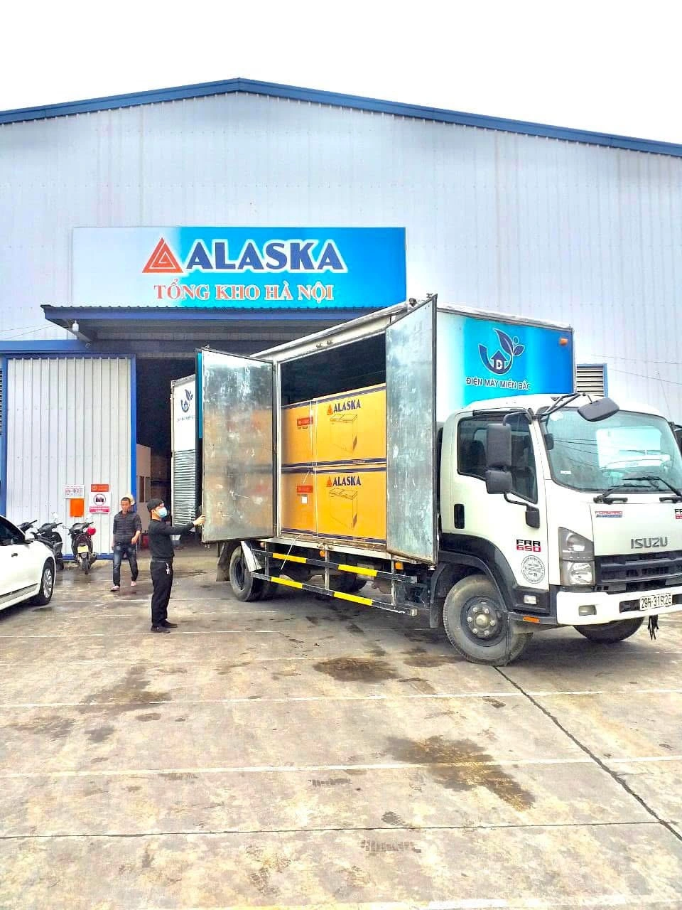 Toàn cảnh kho hàng và showroom của Tổng Kho Alaska Miền Bắc