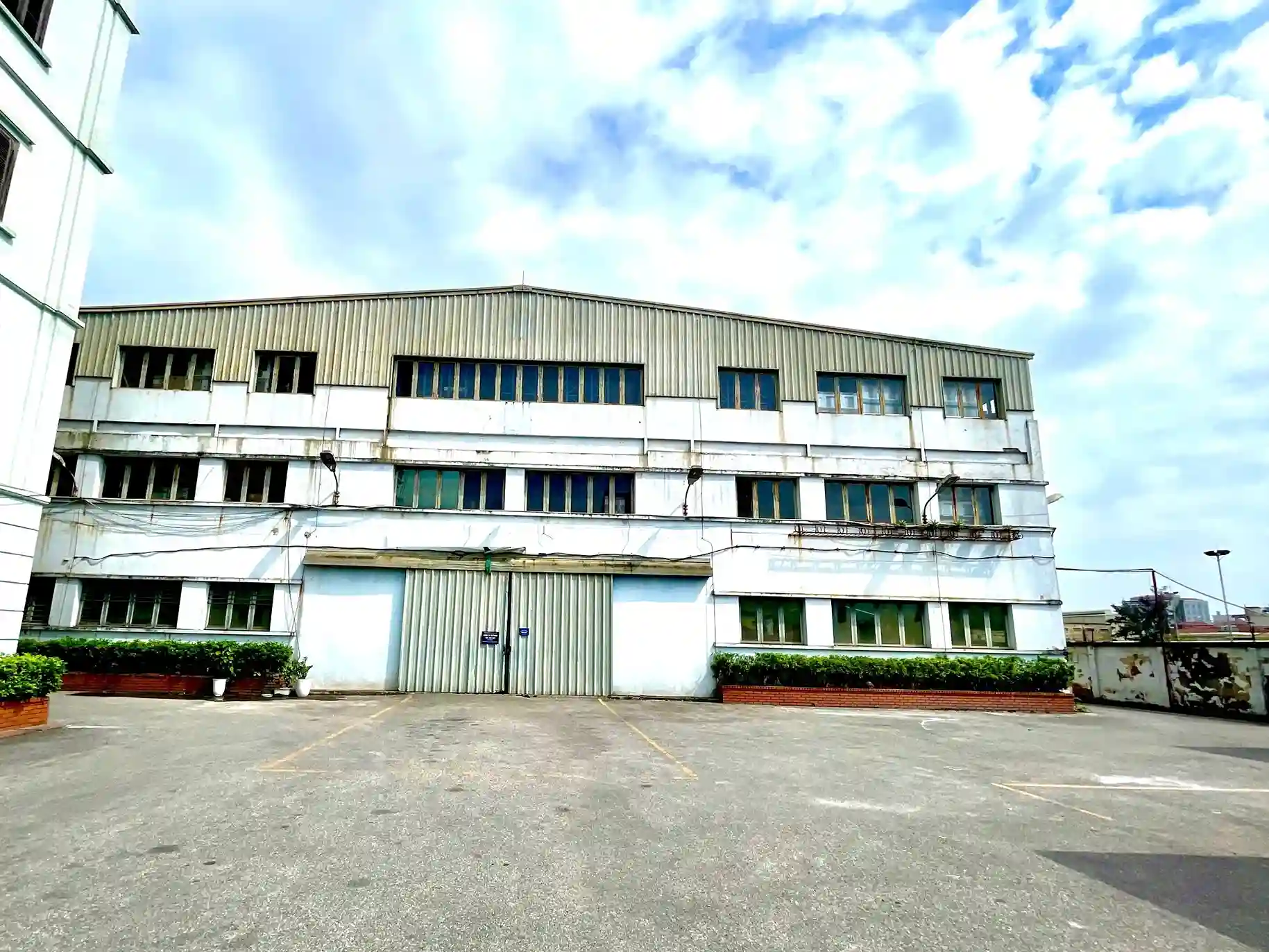 Mặt tiền hoành tráng của Tổng Kho Alaska Miền Bắc tại 168 Sài Đồng